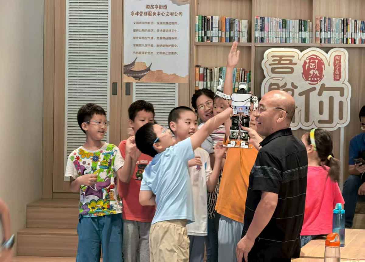 青少年近距离接触人工智能.jpg